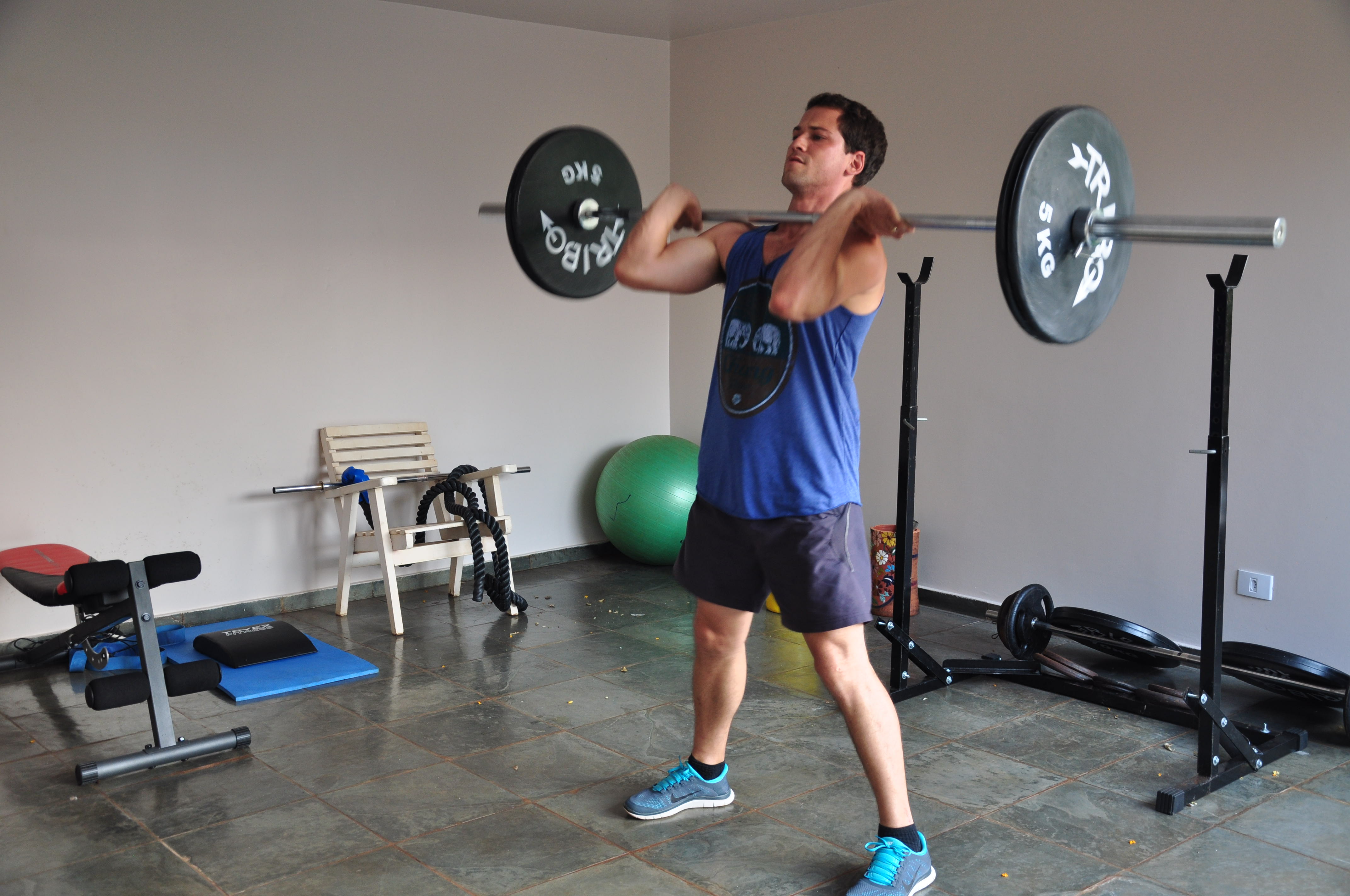 Thiago mostra alguns movimentos que pratica